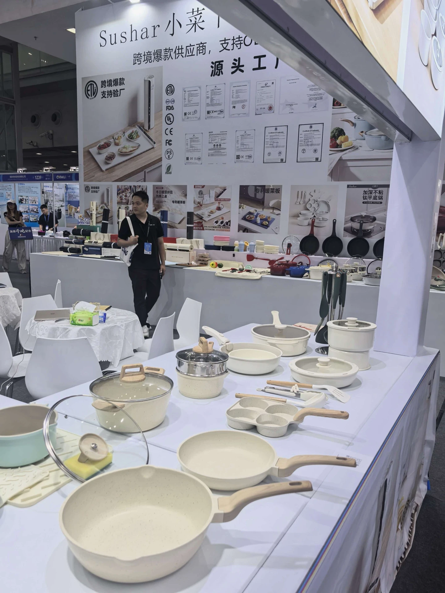 Cookware collections and detachable handles displayed on the exhibition table